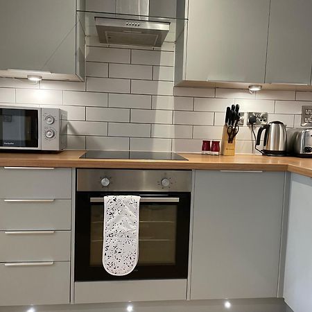 Stylish And Modern 2Br Apartment With Parking Sheffield Bagian luar foto