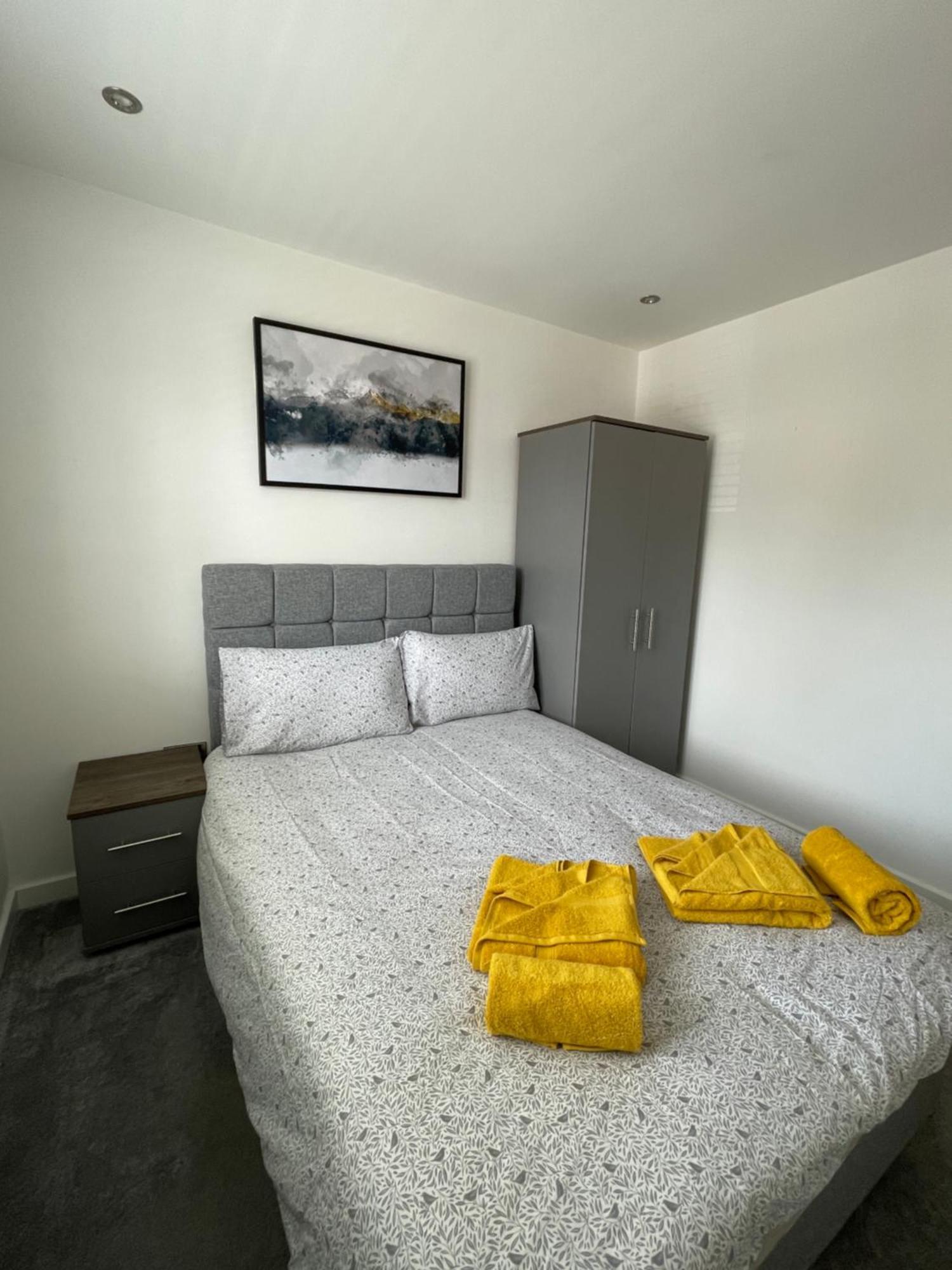 Stylish And Modern 2Br Apartment With Parking Sheffield Bagian luar foto